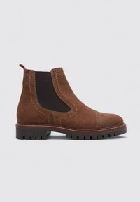 Braune Wildleder Chelsea-Boots mit elastischen seitlichen Einsätzen, Brogue-Details und einer robusten Gummisohle. Runde Zehenform mit dekorativen Steppnähten.