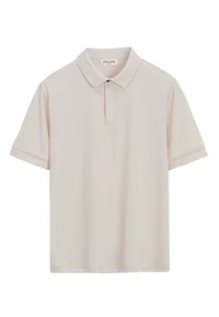 T-shirt polo à manches courtes en beige clair, avec un col classique, une patte de boutonnage et une texture lisse et douce. Design minimaliste sans motifs.