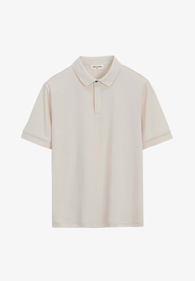 T-shirt polo à manches courtes en beige clair, avec un col classique, une patte de boutonnage et une texture lisse et douce. Design minimaliste sans motifs.