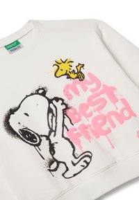 Sudadera blanca con un gráfico en negro y rosa de Snoopy y Woodstock. El texto dice "mi mejor amigo" en letras rosas salpicadas.