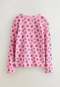 Roza dolgoročna majica z rebrastim vzorcem in celotnim vzorcem jagod. Ima nazobčan rob in okrogel izrez.