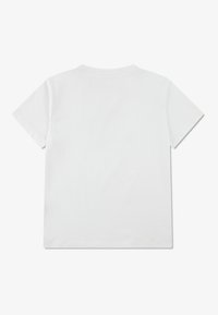 Λευκό βαμβακερό μπλουζάκι με κοντά μανίκια, στρογγυλή λαιμόκοψη και λεία υφή· δεν έχει γραφικά ή σχέδια στο πίσω μέρος.