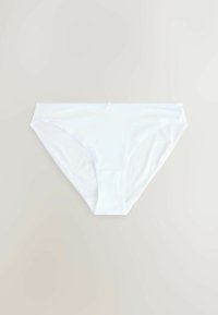 Fehér pamut, bikini stílusú alsónemű sima textúrával, elasztikus derékrésszel és minimális varrási részletekkel. Nincsenek minták vagy díszítések.