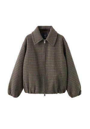 Chaqueta bomber con patrón de houndstooth marrón, cuello con solapa, cierre de cremallera frontal y puños y dobladillo elastizados. Fabricada en tejido textil.