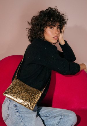 Gold- und schwarzer Leopardenmuster-Schultertasche mit glatter Textur und schlanker rechteckiger Form, ausgestattet mit einem kurzen, dünnen Riemen.