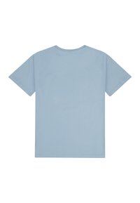 Camisa de algodón azul claro, con mangas cortas, cuello redondo, textura suave, diseño liso sin logotipos ni patrones visibles.