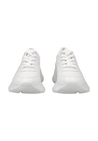 Sneakers bianchi con tomaia in pelle liscia, dotati di lacci rotondi, punta arrotondata e suola in gomma testurizzata. Design minimalista, senza motivi.