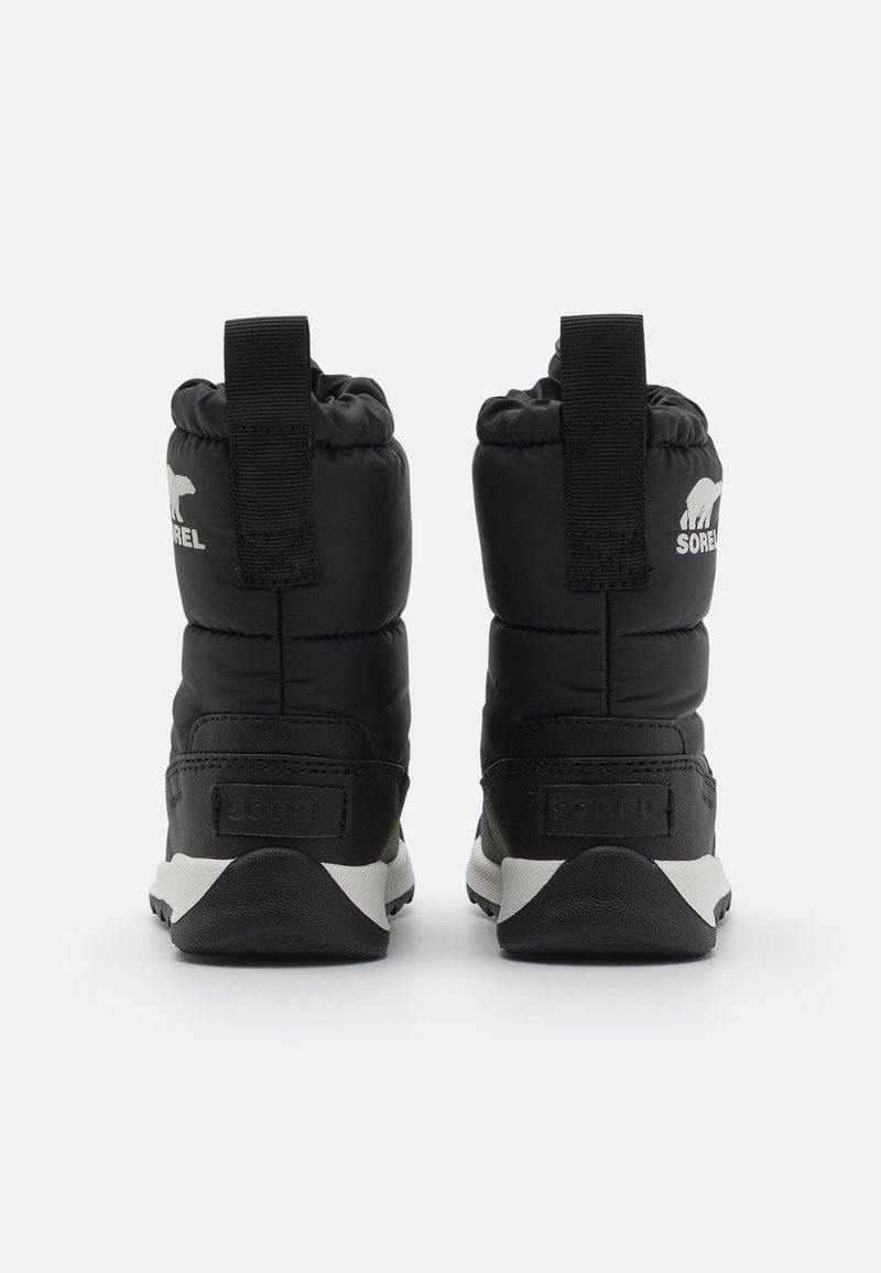 Schwarze isolierte Winterstiefel mit einem gepolsterten Design, das ein strukturiertes synthetisches Obermaterial sowie kontrastierende weiße Laufsohle und Logoakzente aufweist.