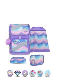 Lila Rucksack mit Wellenmuster, Pompon-Akzenten, Reißverschlusstaschen und dekorativen Aufnähern. Enthält einen passenden Kordelzugbeutel und Taschen.