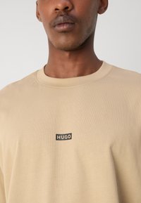HUGO NALONO - Apdrukāts T-krekls - medium beige