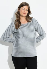 Gestreiftes Langarmshirt in Grau und Dunkelblau mit rundem Ausschnitt. Der Stoff wirkt weich und hat einen leichten Glanz. Wird mit dunklen Hosen getragen.