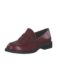 Mocassin en cuir verni rouge avec un bout arrondi, des accents de couture décoratifs et une semelle en caoutchouc noir basse. Texture lisse et design classique.