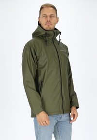 Olivgrüne wasserdichte Jacke mit einem Frontreißverschluss, verstellbarer Kapuze und seitlichen Reißverschlusstaschen, die einen glatten, leichten Stoff aufweist.