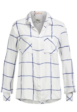 Biała koszula zapinana na guziki z niebieskim wzorem w kratę, z dwoma kieszeniami na piersi, długimi rękawami i kołnierzykiem. Gładka faktura tkaniny.