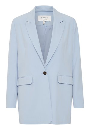 Světle modrý blazer vyrobený z hladké tkaniny, s uzavíráním na jeden knoflík, dvěma předními kapsami a klopovým límcem.