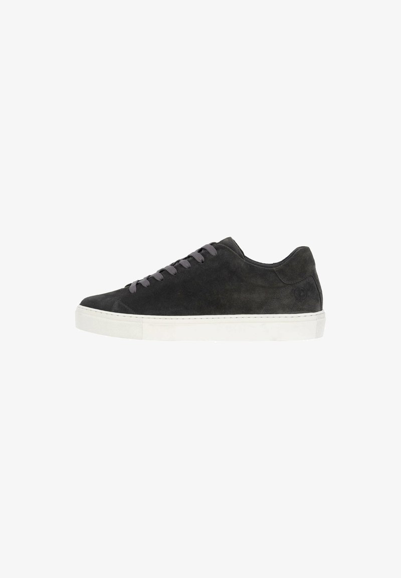 Sneaker bassa in suede nero con suola in gomma bianca e lacci neri, vista di lato su uno sfondo bianco.