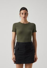 GAP MOD CROP TEE - Nyomott mintás póló - olive night