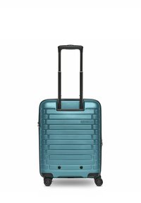 Valigia rigida da cabina color teal con scanalature orizzontali, manico estraibile nero e quattro ruote girevoli su uno sfondo bianco.