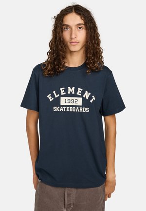 Marineblauwe katoenen t-shirt met "ELEMENT 1992 SKATEBOARDS" in witte letters, klassieke ronde hals en korte mouwen. Zachte textuur.