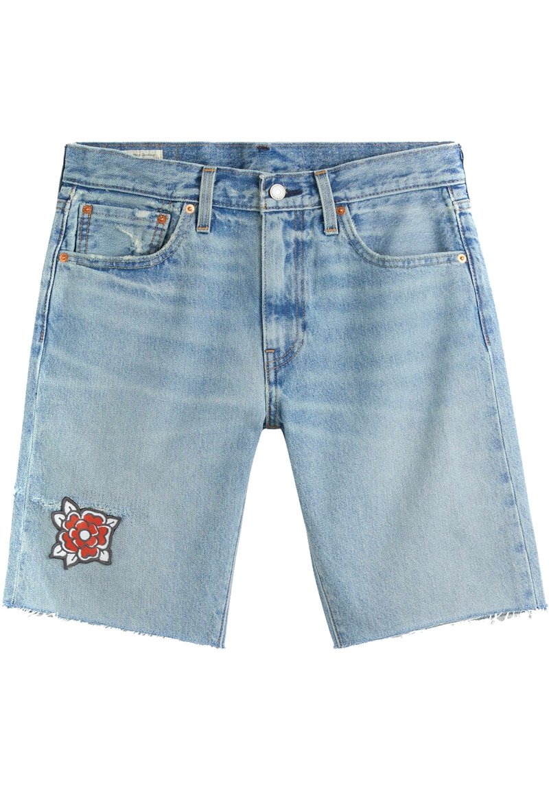 Světlomodré denimové šortky s třepenými lemy, pěti kapsami, zapínáním na knoflík a červenobílou květinovou nášivkou na levé noze.