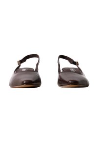 Paire de ballerines slingback en cuir marron foncé avec bouts arrondis et petites brides à boucle à la cheville, vues de face sur fond blanc.