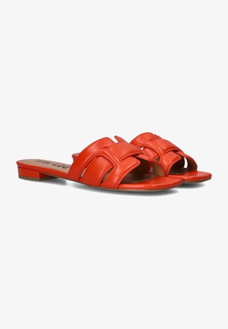 Rode leren instapsandalen met een platte, open teen ontwerp met meerdere kruisbanden en een gladde textuur.
