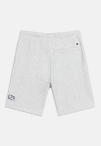 Ανοιχτό γκρι casual σορτς με ελαστική μέση, πίσω τσέπη με μικρό λογότυπο σε σχήμα σημαίας και μερική κεντημένη επωνυμία στην μπροστινή πλευρά του ποδιού.