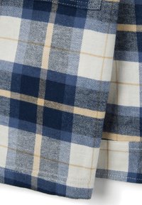 Tessuto a scacchi a quadri con quadrati blu scuro, blu chiaro, bianco e beige. Texture morbida con un classico motivo a scacchi. Rifinitura delle cuciture pulita.