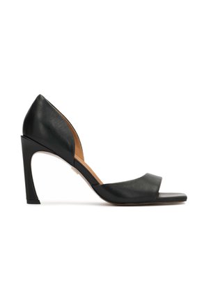 Sandale à talon haut pour femmes en cuir noir, avec bout ouvert, talon bloc incurvé et côtés ouverts, présentée de profil sur fond blanc.