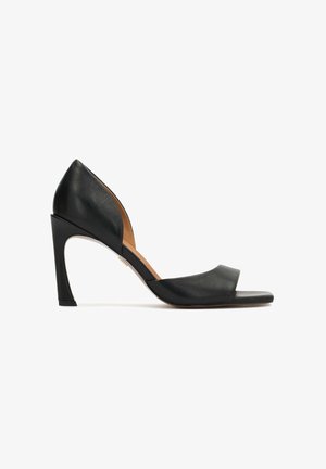 Mustast nahast naiste kõrge kontsaga sandaal avatud varbaosaga, kõverad plokk-kontsaga ja avatud külgedega, profiilis valgel taustal.