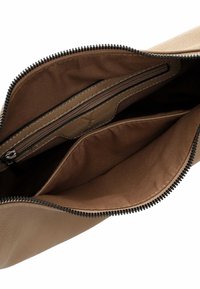 Clutch in pelle beige con una texture liscia, dotato di chiusura a zip, tasca interna con zip e due scomparti spaziosi foderati in tessuto beige.