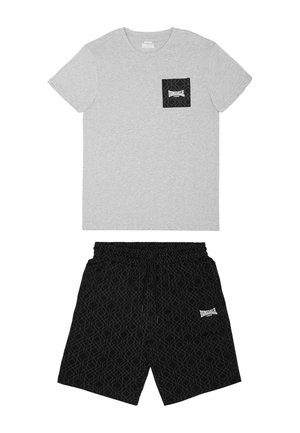 Grå T-shirt med korte ærmer, sort mønstret lomme og matchende sorte mønstret shorts, begge med hvide Lonsdale London logoer.