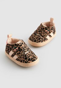 Tossor för småbarn i leopardmönster med kardborreband, beige tyg, rosa detaljer och vävd sula; mjuk textur och hållbar design.