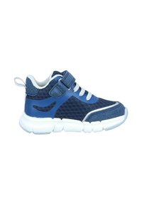 Blauer Sneaker mit Obermaterial aus Mesh-Stoff, weißen Akzenten und verstellbarem Klettverschluss. Verfügt über eine gepolsterte Sohle und eine profilierte Gummiaußensohle.