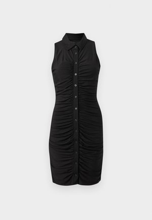 Robe noire sans manches à boutons avec col et détails froncés sur le devant, longueur au genou, silhouette ajustée sur fond blanc.
