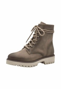 Bota de cuero marrón hasta el tobillo con puntera redonda, suela texturizada beige y cordones a juego. Presenta ojales y detalle de costura.