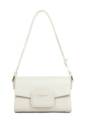 Sac à bandoulière Lancaster Paris en cuir blanc avec fermeture à rabat et sangle réglable, forme rectangulaire, logo doré sur la poche avant.