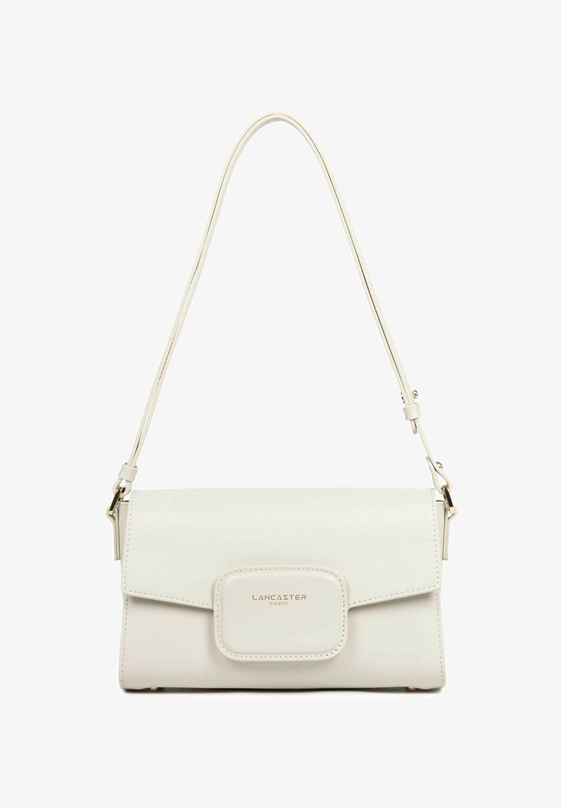 Sac à bandoulière Lancaster Paris en cuir blanc avec fermeture à rabat et sangle réglable, forme rectangulaire, logo doré sur la poche avant.