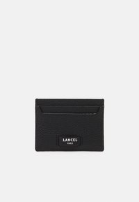 Svart skinn kortholder med teksturert overflate. Har en frontlomme og et Lancel Paris logo-plakett nederst i midten.