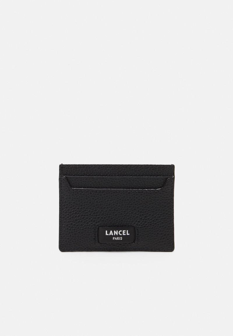 Svart skinn kortholder med teksturert overflate. Har en frontlomme og et Lancel Paris logo-plakett nederst i midten.