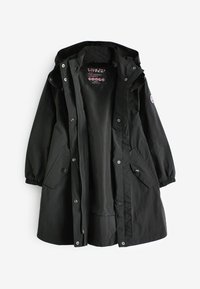Giacca impermeabile nera con cappuccio, polsini elasticizzati, chiusure a scatto e con zip, due tasche frontali e interno foderato. Presenta una patch con il logo.