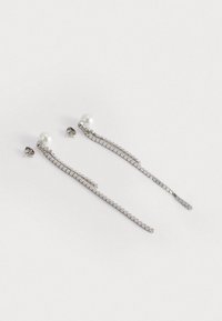 Ασημένια σκουλαρίκια με μακρύ σχέδιο αλυσίδας και στρογγυλή πέρλα, με λεπτό και υφή φινίρισμα.