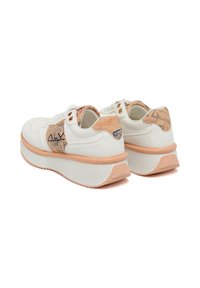 Sneakers bianchi con un design testurizzato, accenti rosa pallido e un motivo a mappa sul tallone; presentano una suola spessa e rigata per supporto.