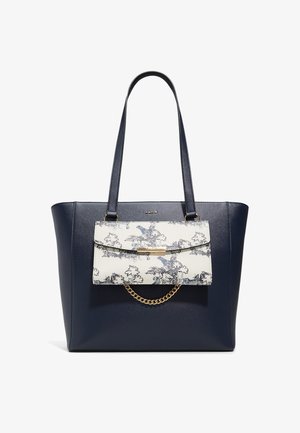 Navytote mit strukturiertem Oberflächen, featuring eine weiße Blütenmuster-Vorderklappe und goldener Kettenakzent. Zwei robuste Griffe.