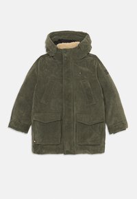 Chaqueta de pana color verde oliva con capucha, forrada con forro polar. Presenta dos bolsillos frontales, cierre de botón y textura acanalada.