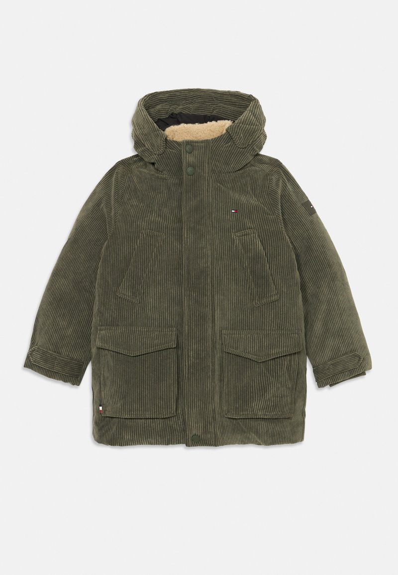 Chaqueta de pana color verde oliva con capucha, forrada con forro polar. Presenta dos bolsillos frontales, cierre de botón y textura acanalada.