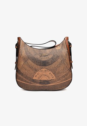 Braune und schwarze Schultertasche mit geschwungener Silhouette, bedrucktem Vintage-Weltkarten-Design, Lederakzenten, verstellbarem Tragegurt und kleinem goldenen Markenlogo.