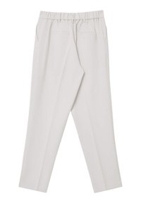 Pantaloni grigi chiari con una ampia vita elasticizzata, due tasche laterali e un design a gamba affusolata, caratterizzati da una texture morbida e liscia.
