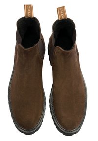 Brązowe zamszowe botki za kostkę z zaokrąglonym noskiem, elastycznymi panelami po bokach i teksturowaną czarną gumową podeszwą. Zawierają brązową pętelkę na pięcie.