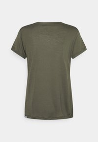 Camiseta de manga corta de color verde oliva hecha de una tela suave, con un sencillo escote redondo y un ajuste regular. Sin diseños gráficos ni detalles.